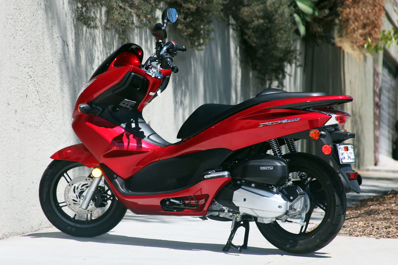 2013-Honda-PCX150-rear