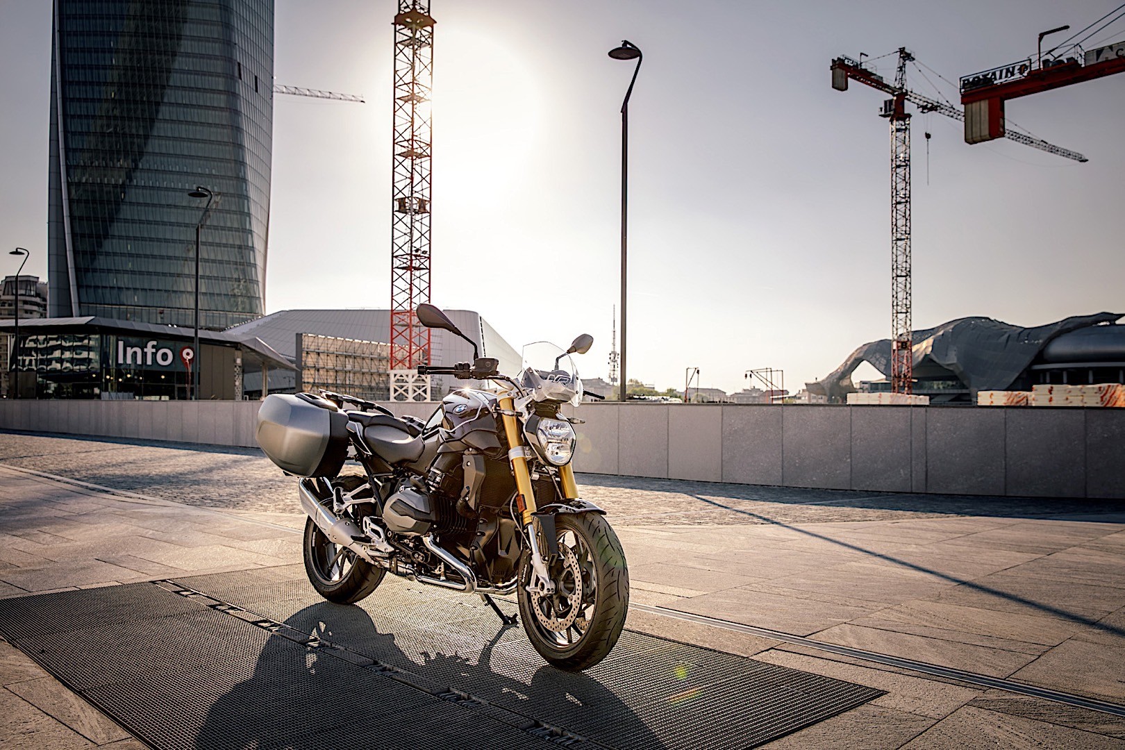 bmw r 1200 r black edition is an italian thing only 12