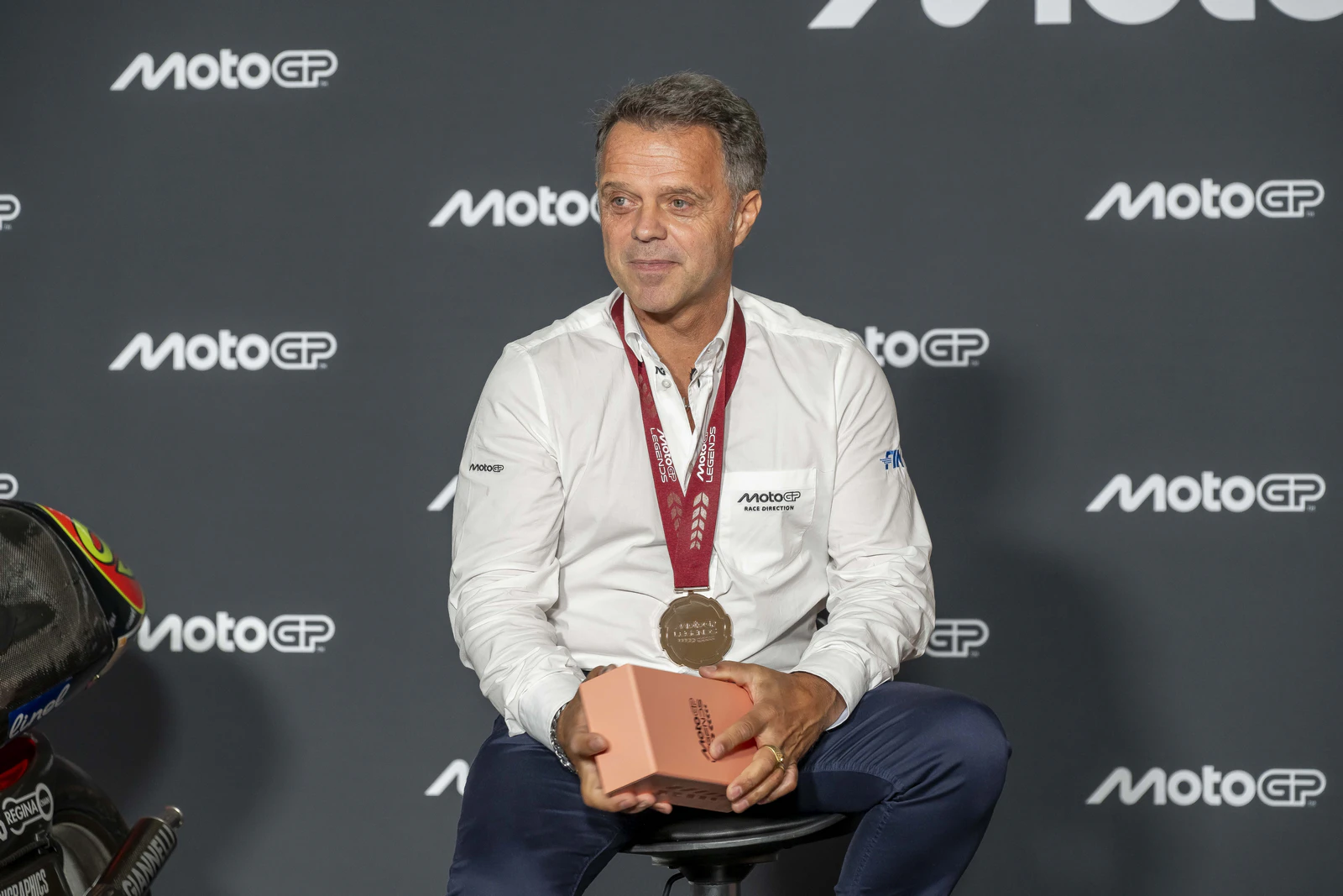 Лорис Капироси прима медал за MotoGP легенда од Кармело Еспелета