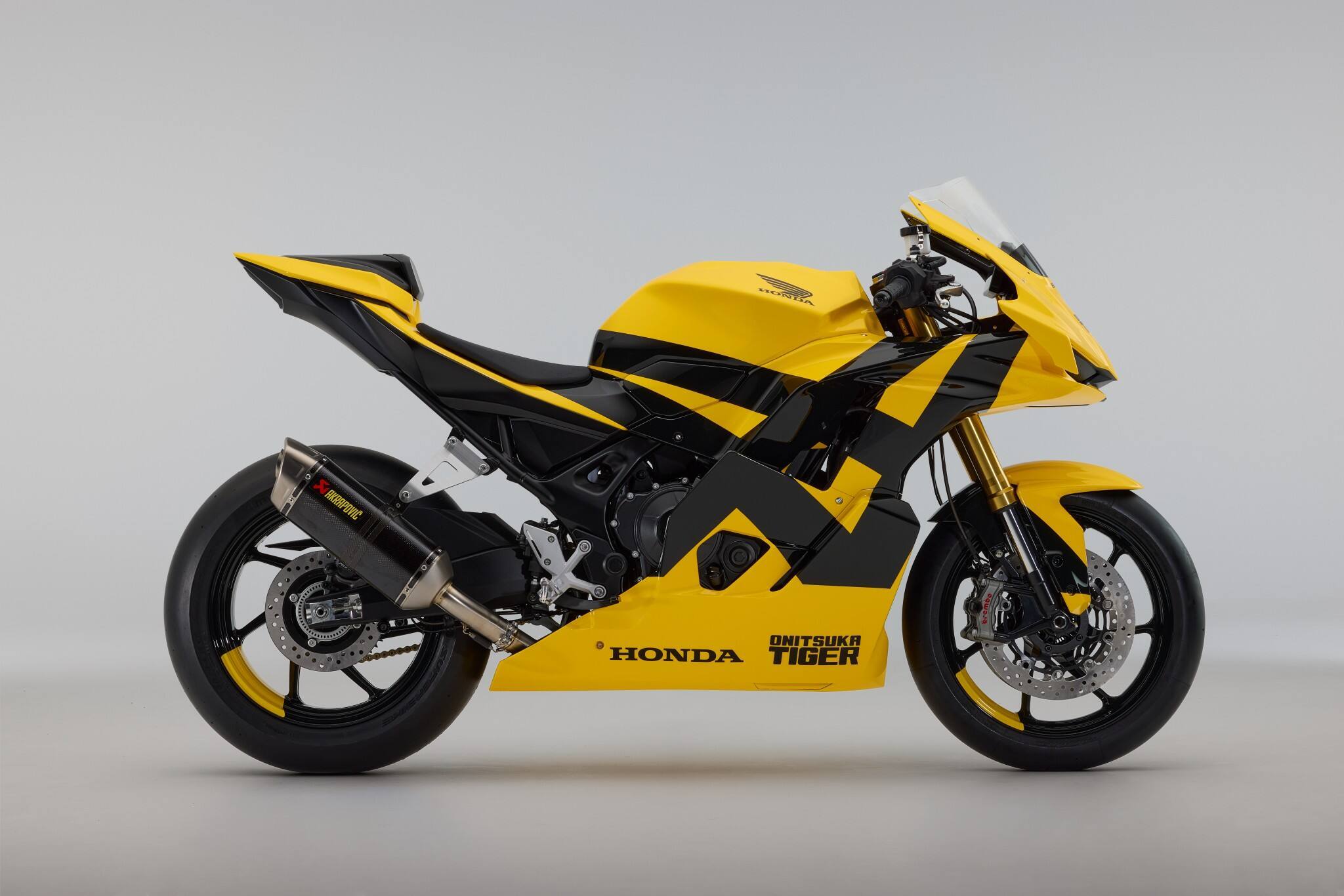 587730 Honda Begins Collaboration with Fashion Brand Onitsuka Tiger World