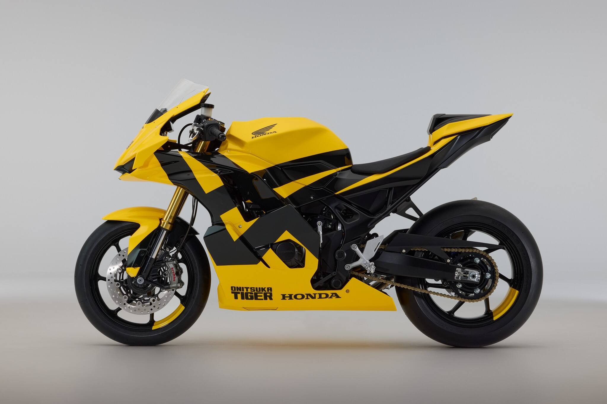 587733 Honda Begins Collaboration with Fashion Brand Onitsuka Tiger World