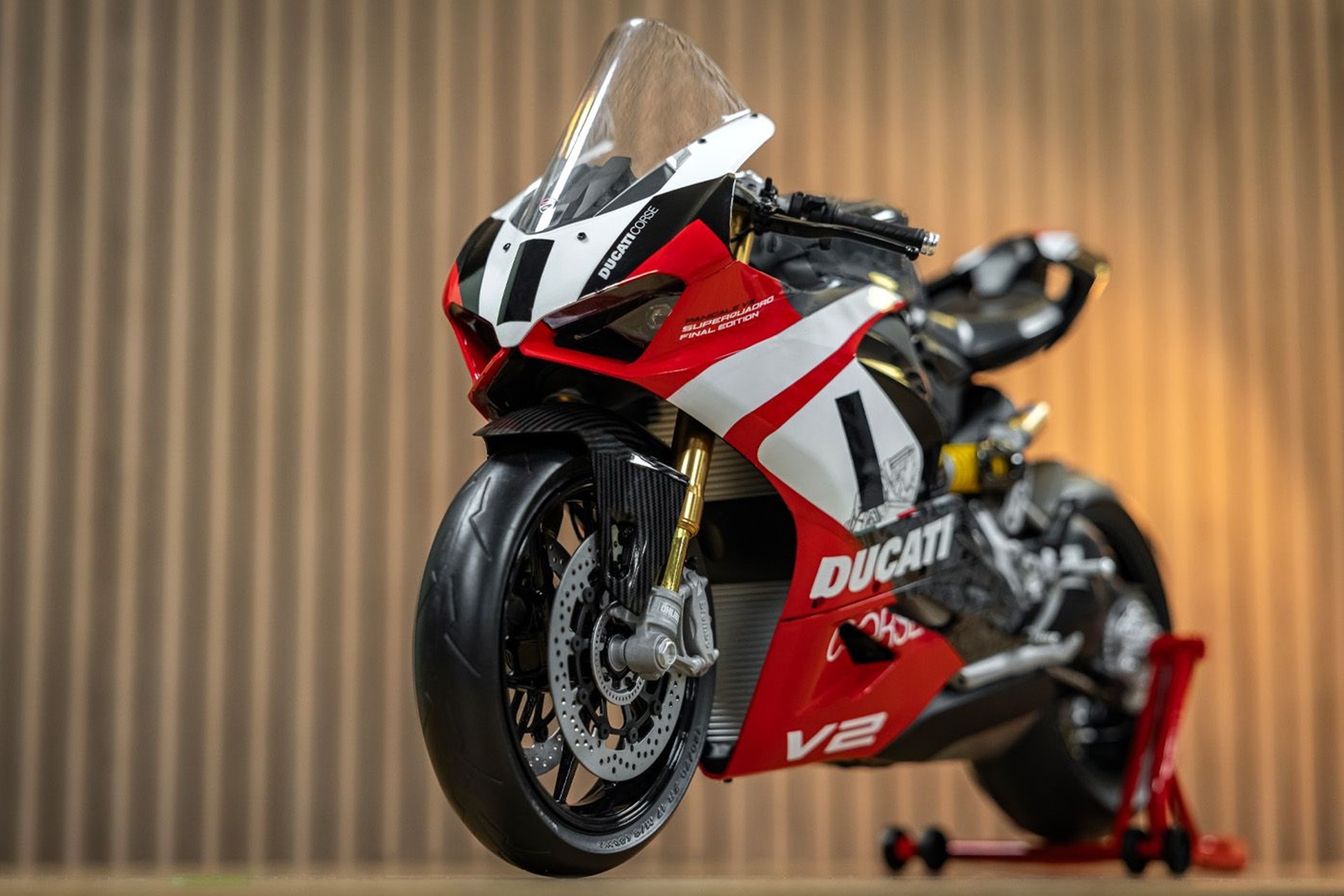 Panigale V2 Superquadro Final Edition во ексклузивна макета во размер 1:4