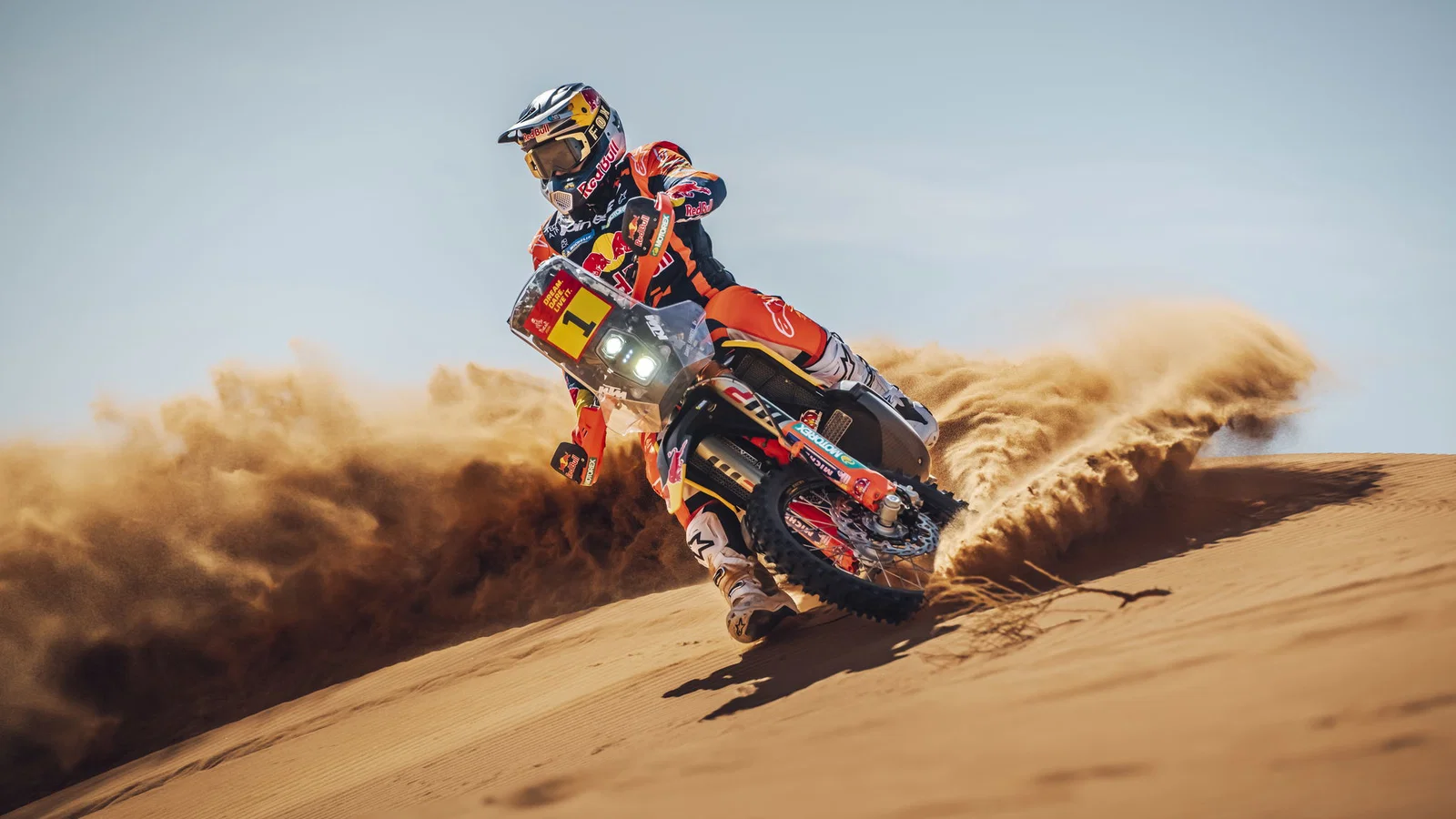 Red Bull KTM 450 Rally вози надвор од патот