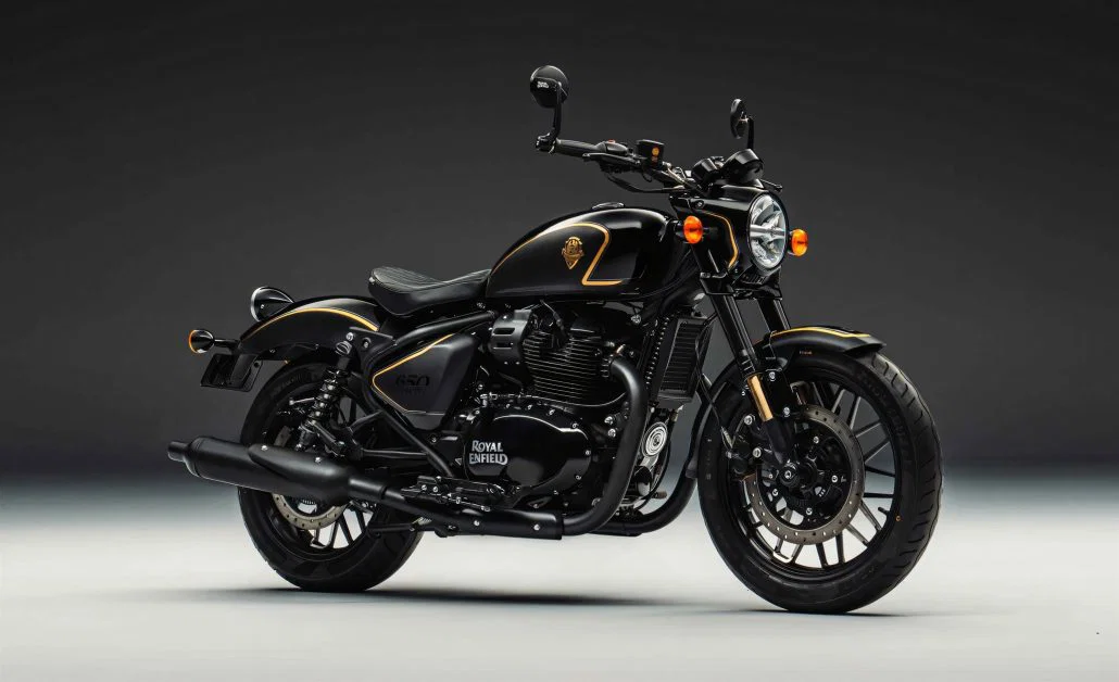 Royal Enfield Shotgun 650 x Rough Crafts – студиски приказ од предната лева страна пред сива позадина