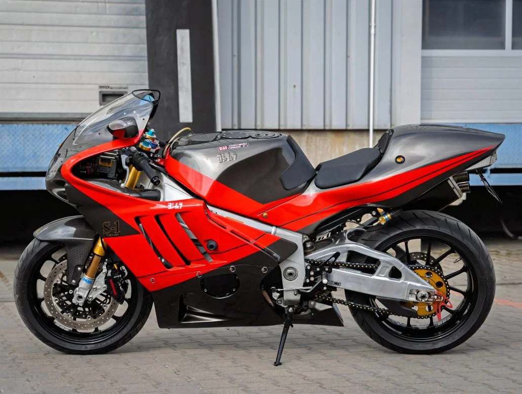 Yoshimura Tornado S-1 – класичен страничен поглед со сребрено-црвен резервоар, златна вилушка и јапонски знаци (примерок бр. 21 од Полска)