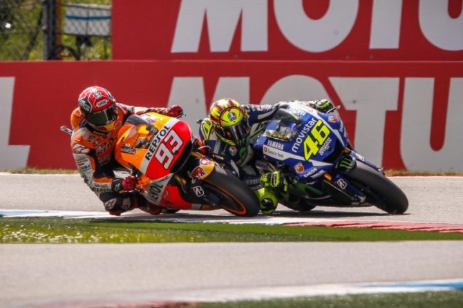 Пресудниот момент за исходот на трката rossi marquz assen 2015