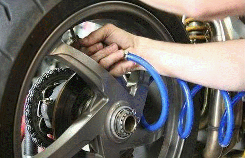 Доколку имате компресор, издишете ги гумите целосно за да ја отстраните влагата